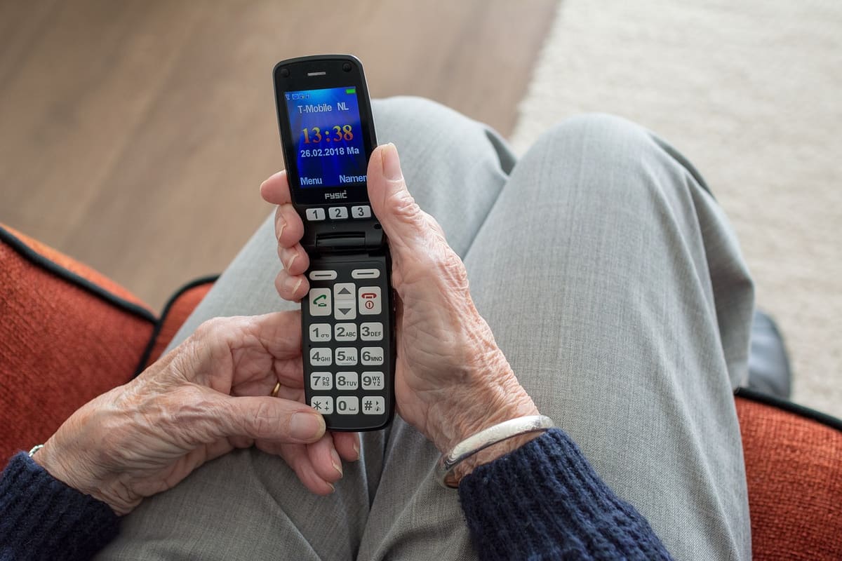 Tecnología para mayores que viven solos: móvil y sensores