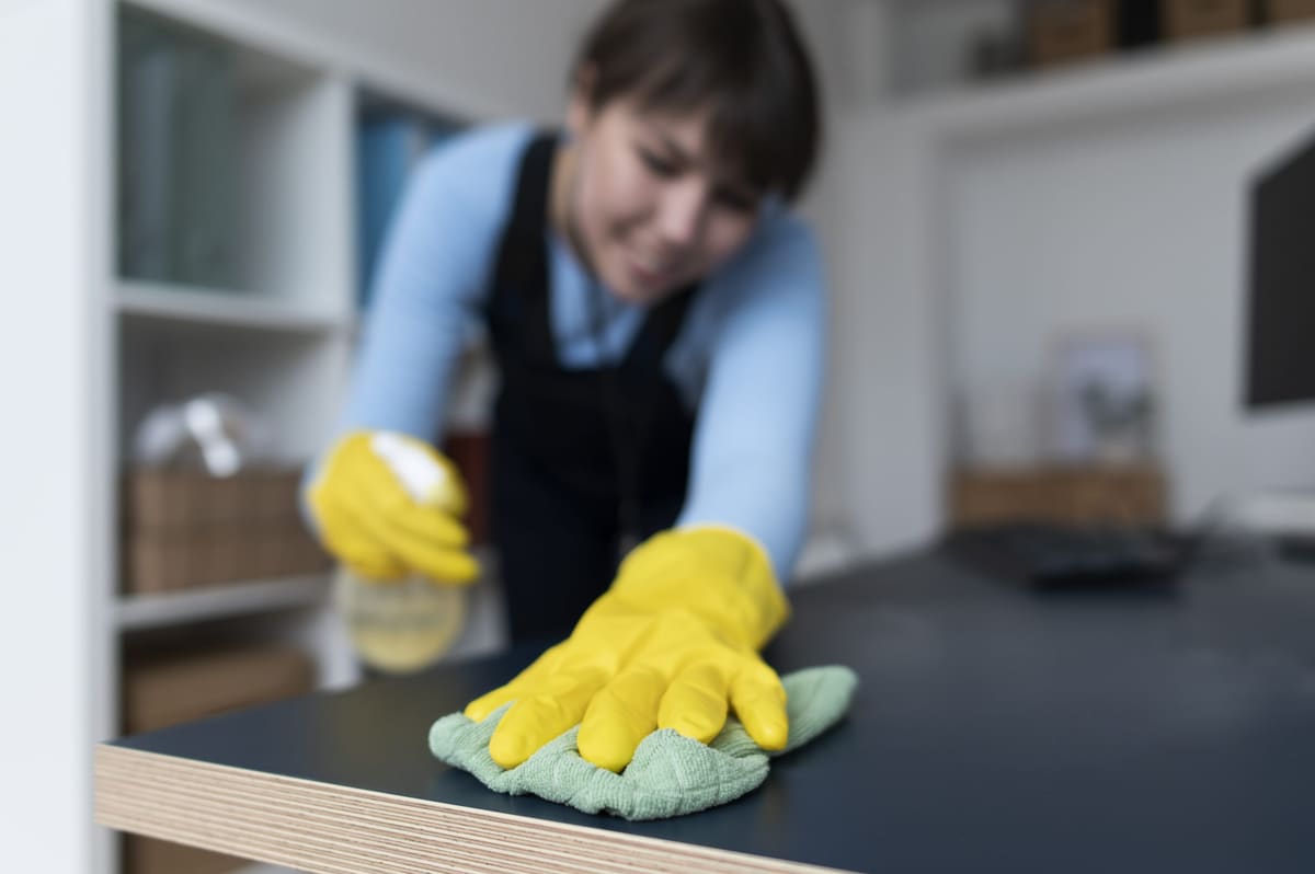 Contratar a una empleada de hogar: guía completa 2026